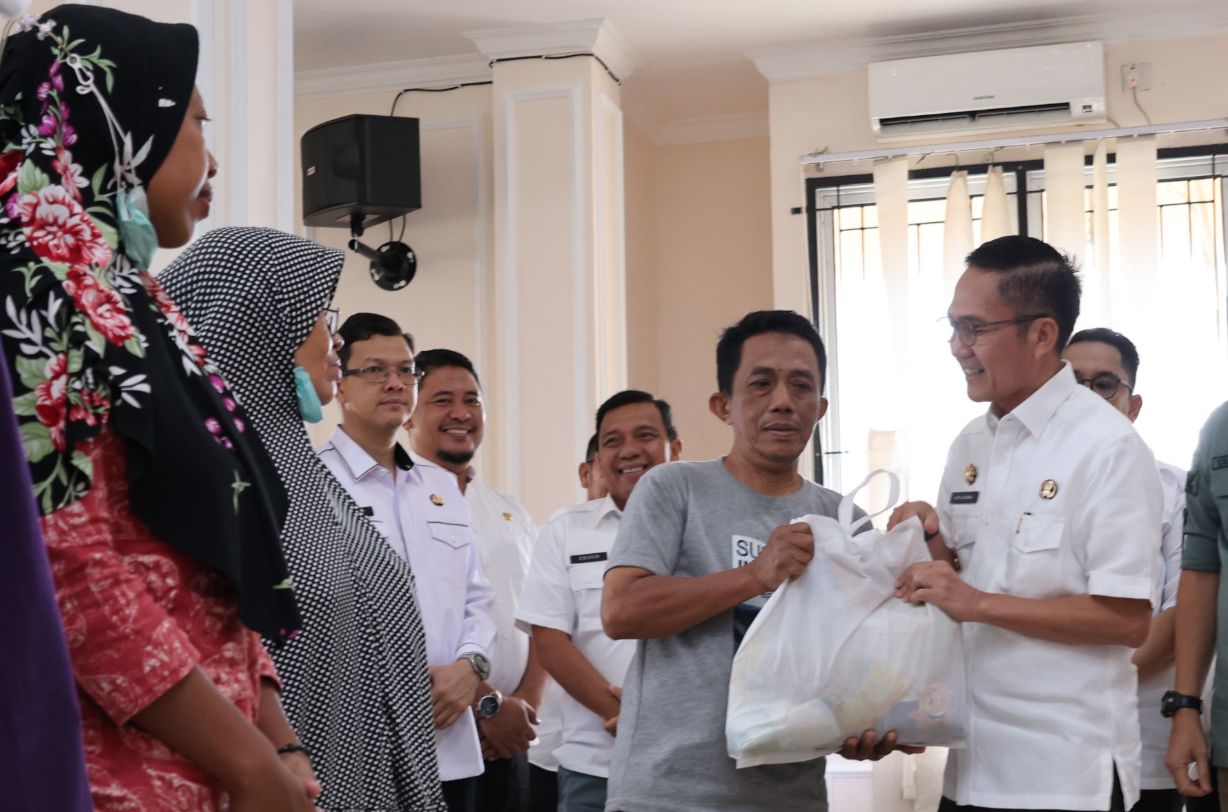 Pj Walikota Palembang, Ratu Dewa membagikan sembako pada warga Sako, Rabu (24/1/2024). Foto: Sumselheadline/Pitria.