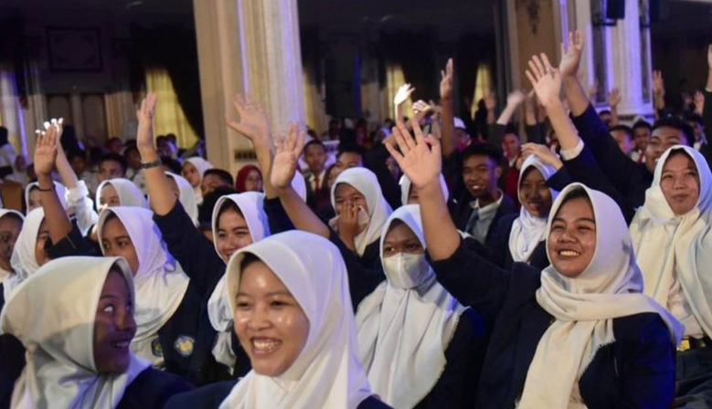 Para siswa yang ikut diskusi Demi Indonesia Cerdas Memilih di The Sultan Convention Palembang, Selasa (22/1/2024). Foto: Humas Pemprov Sumsel.