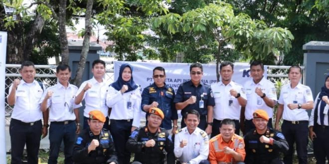 Jajaran managemen PT KAI usai menanam pohon di sekitar stasiun Kertapati, Palembang, Rabu (10/1/2024). Foto: Dok PT KAI