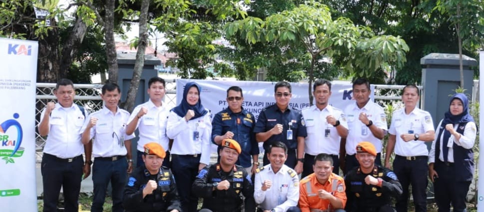 Jajaran managemen PT KAI usai menanam pohon di sekitar stasiun Kertapati, Palembang, Rabu (10/1/2024). Foto: Dok PT KAI