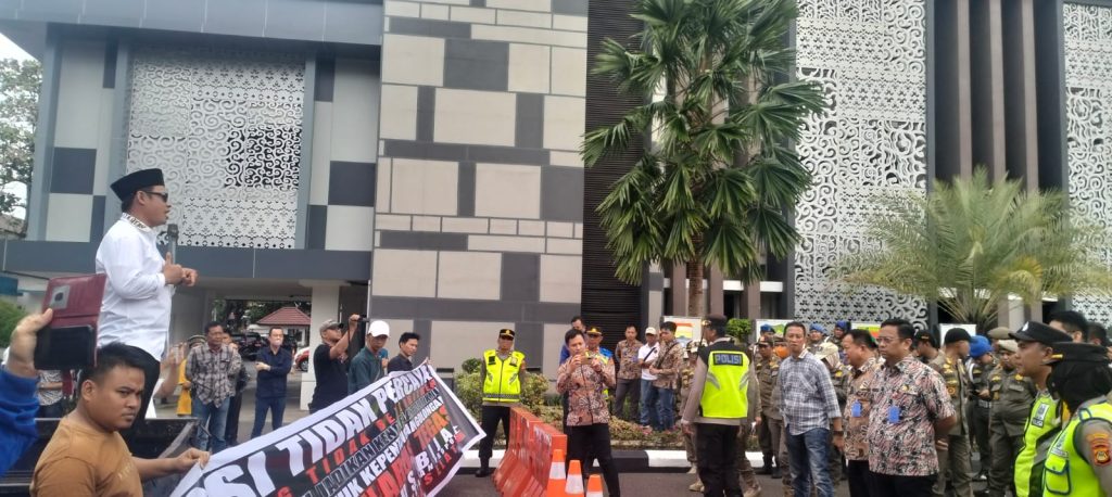 Puluhan penggiat olahraga demo di Pemprov Sumsel, mendesak Pj Gubernur Sumsel menolak penganggaran KONI Sumsel, Jumat (5/1/2024). Foto: Sumselheadline/Fer.
