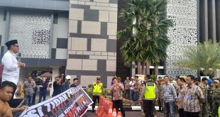 Puluhan penggiat olahraga demo di Pemprov Sumsel, mendesak Pj Gubernur Sumsel menolak penganggaran KONI Sumsel, Jumat (5/1/2024). Foto: Sumselheadline/Fer.
