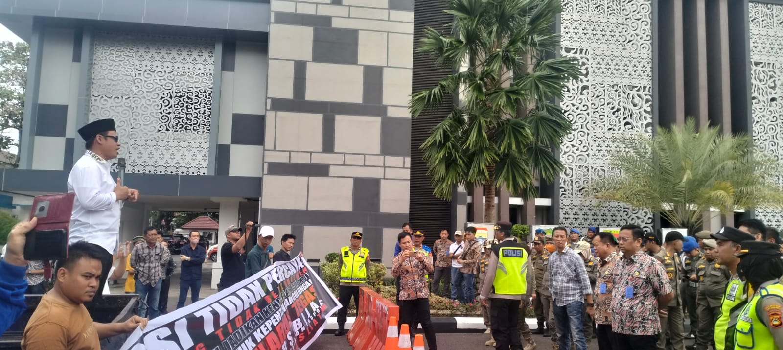 Puluhan penggiat olahraga demo di Pemprov Sumsel, mendesak Pj Gubernur Sumsel menolak penganggaran KONI Sumsel, Jumat (5/1/2024). Foto: Sumselheadline/Fer.