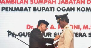 Pj Bupati Ogan Komering Ilir (OKI) Ir Asmar Wijaya disematkan cupo jabatan oleh Pj Gubernur Sumsel, Agus Fatoni, Senin (15/1/2024). Foto: Humas Pemprov Sumsel.