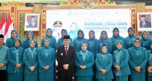 Penjabat (Pj) Gubernur Sumatera Selatan, Agus Fatoni bersama Penjabat (Pj) Ketua Tim Penggerak (TP) Pemberdayaan dan Kesejahteraan Keluarga (PKK) Sumsel Tyas Fatoni membuka Rapat Konsultasi dan Koordinasi TP PKK se-Sumsel. Kegiatan ini diselenggarakan di Griya Agung Palembang, Senin (15/1/2023). Foto: Humas Pemprov Sumsel.