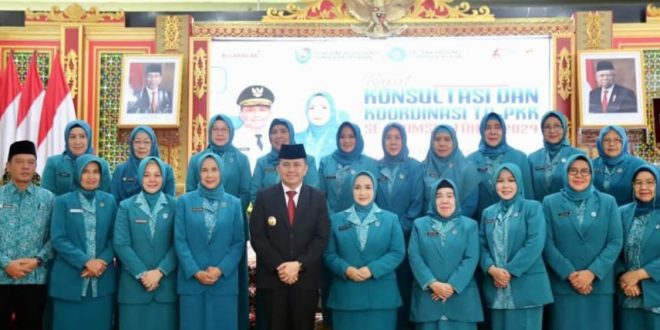 Penjabat (Pj) Gubernur Sumatera Selatan, Agus Fatoni bersama Penjabat (Pj) Ketua Tim Penggerak (TP) Pemberdayaan dan Kesejahteraan Keluarga (PKK) Sumsel Tyas Fatoni membuka Rapat Konsultasi dan Koordinasi TP PKK se-Sumsel. Kegiatan ini diselenggarakan di Griya Agung Palembang, Senin (15/1/2023). Foto: Humas Pemprov Sumsel.