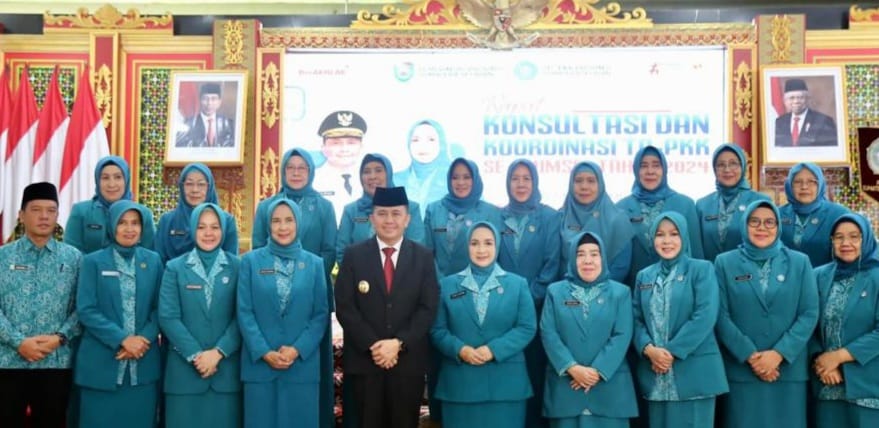 Penjabat (Pj) Gubernur Sumatera Selatan, Agus Fatoni bersama Penjabat (Pj) Ketua Tim Penggerak (TP) Pemberdayaan dan Kesejahteraan Keluarga (PKK) Sumsel Tyas Fatoni membuka Rapat Konsultasi dan Koordinasi TP PKK se-Sumsel. Kegiatan ini diselenggarakan di Griya Agung Palembang, Senin (15/1/2023). Foto: Humas Pemprov Sumsel.