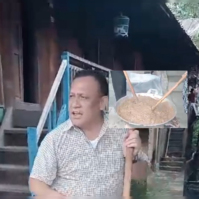 Firly Bahuri yang sedang asyik ikut mengaduk adonan lempok duren. Foto: screenshot medsos.