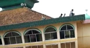 Banjir besar yang melanda Desa Ulak Embacang, Sanga Desa, Muba, membuat warga terpaksa sholat Jumat berjemaah di atas atap dak masjid. Foto: Screenshot video Hasan.