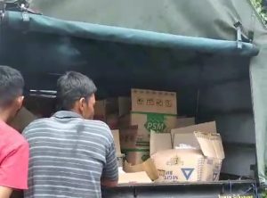 Sukarelawan mengangkut paket bantuan.