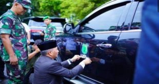 Pj Bupati Muba, Apriyadi memasang stiker khusus pada mobil dinasnya, sebagai upaya pengamanan aset daerah. Foto: Dok Dinkominfo Muba.