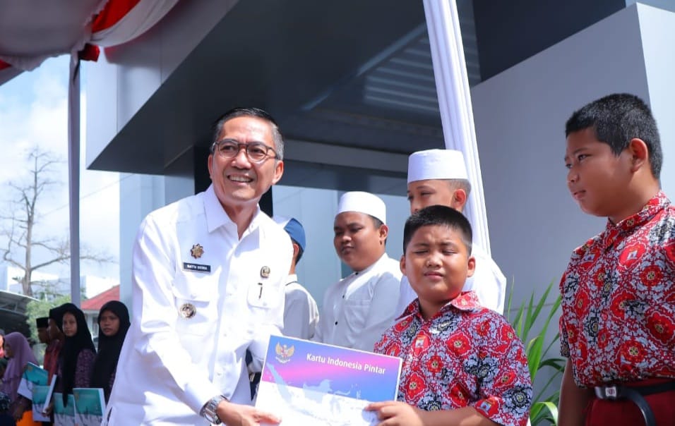 Secara simbolis seorang siswa SD dari panti sosial menerima kartu indonesia pintar dari Pj Walikota Palembang, Ratu Dewa, Rabu (31/1/2024). Foto: Sumselheadline/Pitria.