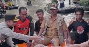 Kapolres Mura, AKBP Andi Supriadi bersama Bupati Ratna Machmud memberikan bantuan korban banjir di Kecamatan Muarakelingi, Senin (15/1/2024). Foto: Dok Polres Mura.
