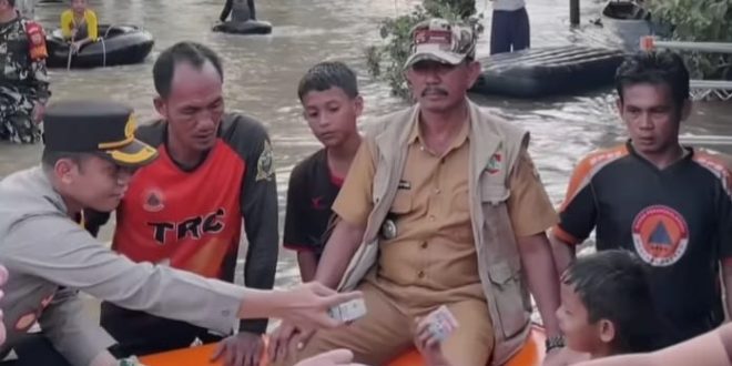 Kapolres Mura, AKBP Andi Supriadi bersama Bupati Ratna Machmud memberikan bantuan korban banjir di Kecamatan Muarakelingi, Senin (15/1/2024). Foto: Dok Polres Mura.