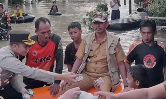 Kapolres Mura, AKBP Andi Supriadi bersama Bupati Ratna Machmud memberikan bantuan korban banjir di Kecamatan Muarakelingi, Senin (15/1/2024). Foto: Dok Polres Mura.