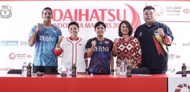 Apriyani/Fadia, dan Chico saat jumpa pers di Jakarta, Senin (22/1/2024). Foto: IG PB PBSI.