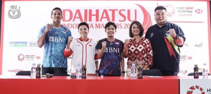 Apriyani/Fadia, dan Chico saat jumpa pers di Jakarta, Senin (22/1/2024). Foto: IG PB PBSI.