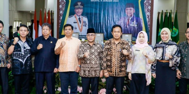 Pj Bupati Apriyadi Mahmud saat Rapat Forum Corporate Social Responsibility (CSR) dalam rangka sinergi pembangunan antara dunia usaha dan Pemerintah Daerah Kabupaten Musi Banyuasin di Guest House Griya Bumi Serasan Sekate, Kamis (4/1/2024). Foto: Dinkominfo Muba.