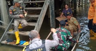 Tim BPPD Muba dibantu petugas laiannya memberikan bantuan pada warga terdampak banjir di Desa Ulak Embacang, Selasa (9/1/2024), Foto: Dok Kades Ulak Embacang.