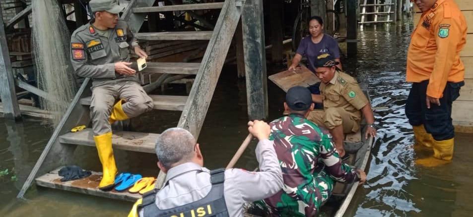 Tim BPPD Muba dibantu petugas laiannya memberikan bantuan pada warga terdampak banjir di Desa Ulak Embacang, Selasa (9/1/2024), Foto: Dok Kades Ulak Embacang.