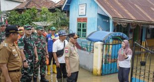 Pj Bupati Muba, Apriyadi datangi warga korban banjr di Desa Kertajaya Kecamatan Sungai Keruh Kabupaten Muba, Senin (8/1/2024). Foto: Dinkominfo Muba.