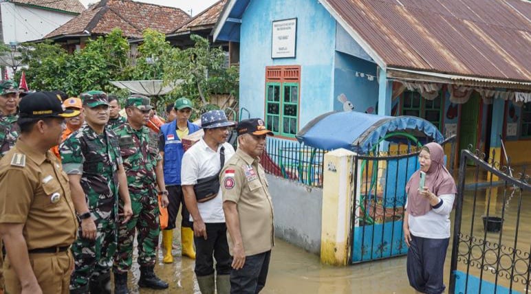 Pj Bupati Muba, Apriyadi datangi warga korban banjr di Desa Kertajaya Kecamatan Sungai Keruh Kabupaten Muba, Senin (8/1/2024). Foto: Dinkominfo Muba.