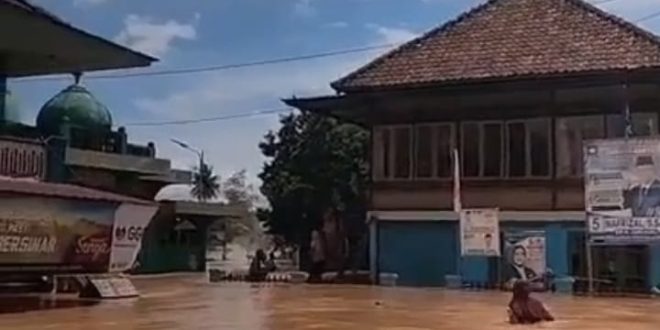 Sejumlah desa di Kabupaten Muratara mengalami banjir. Bahkan sejumlah faslitas jembatan dikabarkan putus. Foto: screenshot medsos.