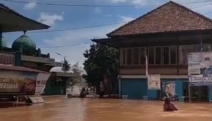 Sejumlah desa di Kabupaten Muratara mengalami banjir. Bahkan sejumlah faslitas jembatan dikabarkan putus. Foto: screenshot medsos.