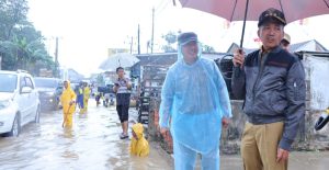 Penjabat Walikota Palembang, Ratu Dewa saat meninjau banjir pekan lalu. Foto: Sumselheadline/Pitria.