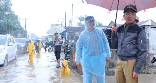 Penjabat Walikota Palembang, Ratu Dewa saat meninjau banjir pekan lalu. Foto: Sumselheadline/Pitria.