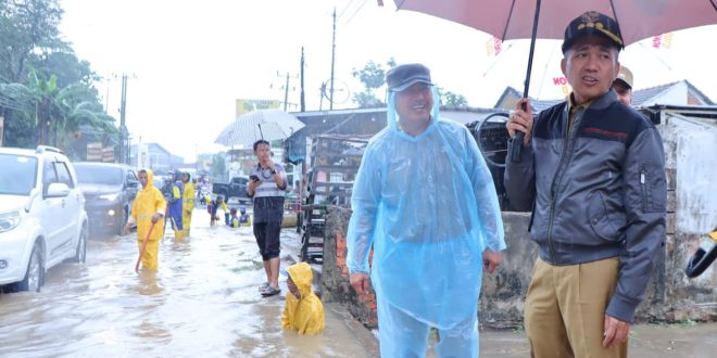 Penjabat Walikota Palembang, Ratu Dewa saat meninjau banjir pekan lalu. Foto: Sumselheadline/Pitria.