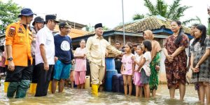 Pj Bupati Muba, Apriyadi bersama tim terjun langsung melihat desa-desa yang terendam luapan Sungai Musi di Kecamatan Sanga Desa, Rabu (17/1/2024). Foto: Dinkominfo Muba.
