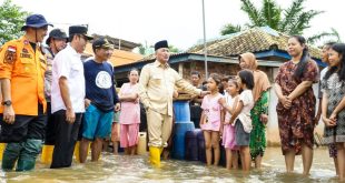 Pj Bupati Muba, Apriyadi bersama tim terjun langsung melihat desa-desa yang terendam luapan Sungai Musi di Kecamatan Sanga Desa, Rabu (17/1/2024). Foto: Dinkominfo Muba.