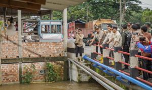 Pj Bupati Muba, Apriyadi meninjau banjir yang menerjang sejumlah daerah di Muba, JUmat (19/1/2024). Foto: Dinkominfo Muba.