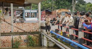 Pj Bupati Muba, Apriyadi meninjau banjir yang menerjang sejumlah daerah di Muba, JUmat (19/1/2024). Foto: Dinkominfo Muba.