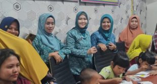 Sejumlah ibu-ibu PKK Babat Toman tengah menghibur anak-anak korban banjir, Senin (22/1/2024). Foto: Dinkominfo Muba.