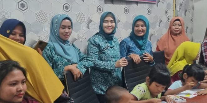 Sejumlah ibu-ibu PKK Babat Toman tengah menghibur anak-anak korban banjir, Senin (22/1/2024). Foto: Dinkominfo Muba.