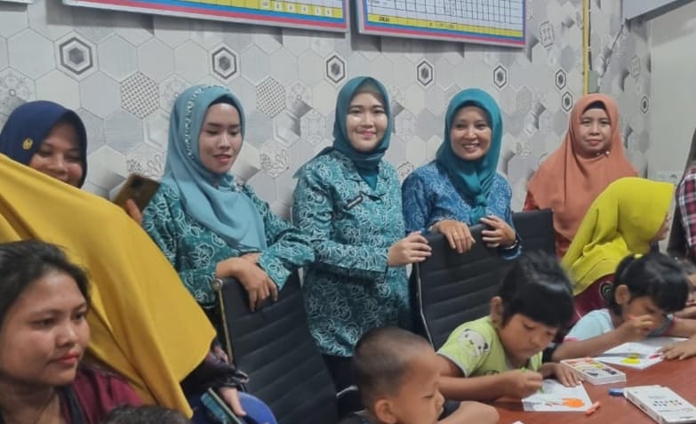 Sejumlah ibu-ibu PKK Babat Toman tengah menghibur anak-anak korban banjir, Senin (22/1/2024). Foto: Dinkominfo Muba.