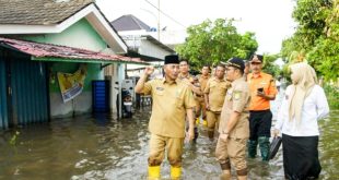 Pj Bupati Muba, Apriyadi meninjau rumah warga di Kota Sekayu yang kebanjiran, Selasa (23/1/2024). Foto: Dinkominfo Muba.