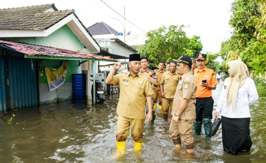 Pj Bupati Muba, Apriyadi meninjau rumah warga di Kota Sekayu yang kebanjiran, Selasa (23/1/2024). Foto: Dinkominfo Muba.