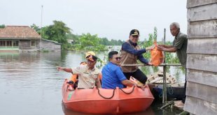 Pj Gubernur Sumsel, Agus Fatoni mendatangi dan memberikan bantuan korban banjir di Desa Teluk Kijing, Muba, Jumat (19/1/2024). Foto: Humas Pemprov Sumsel.
