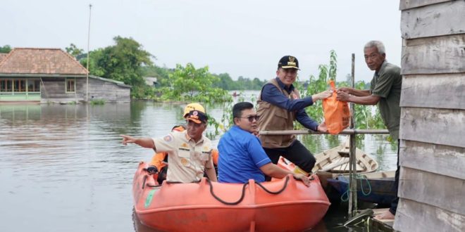 Pj Gubernur Sumsel, Agus Fatoni mendatangi dan memberikan bantuan korban banjir di Desa Teluk Kijing, Muba, Jumat (19/1/2024). Foto: Humas Pemprov Sumsel.