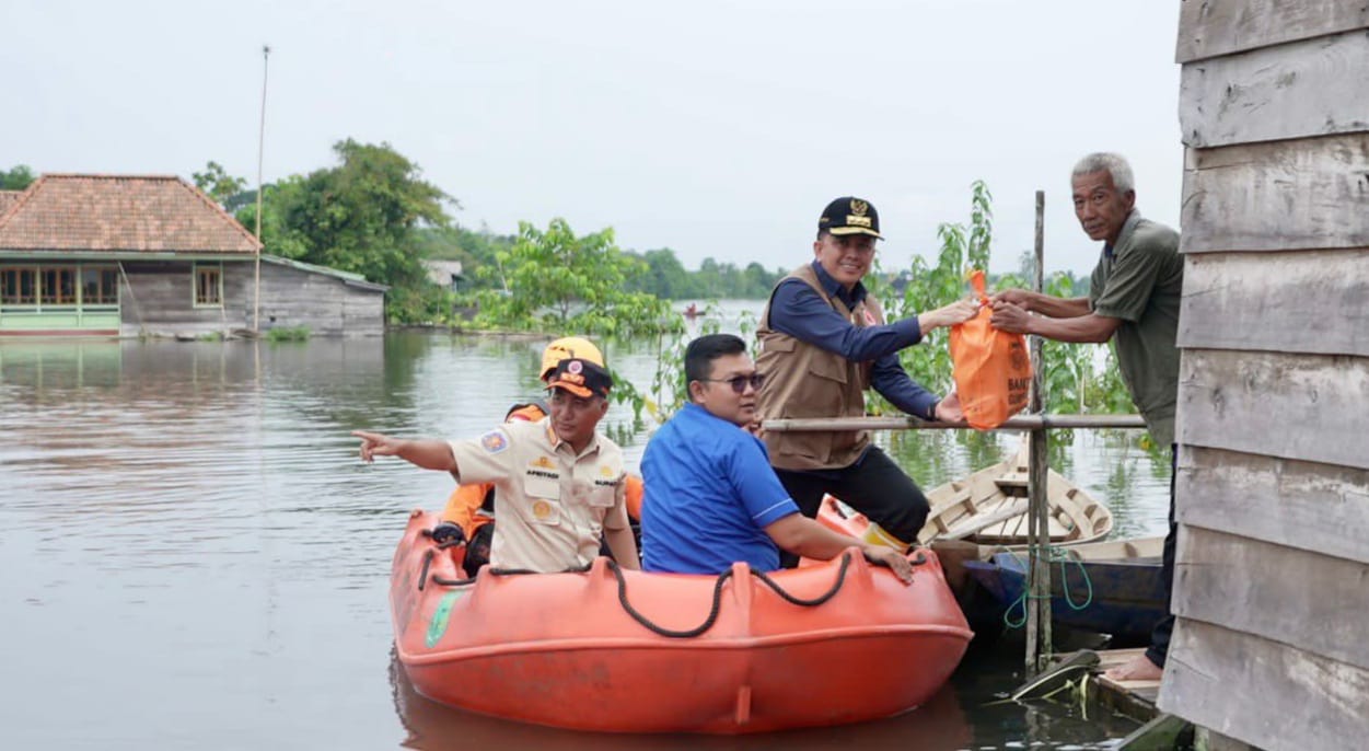 Pj Gubernur Sumsel, Agus Fatoni mendatangi dan memberikan bantuan korban banjir di Desa Teluk Kijing, Muba, Jumat (19/1/2024). Foto: Humas Pemprov Sumsel.