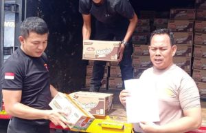 Sejumlah petugas menyiapkan pengiriman bantuan dari Polda Sumsel untuk warga korban banjir di Muratara, Sabtu (13/1/2024). Foto: Sumselheadline/Ela.