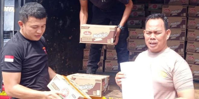 Sejumlah petugas menyiapkan pengiriman bantuan dari Polda Sumsel untuk warga korban banjir di Muratara, Sabtu (13/1/2024). Foto: Sumselheadline/Ela.