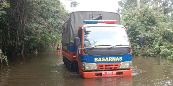 Mobil Basarnas yang ikut terendam akibat banjir di wilayah Muba, Jumat (26/1/2024). Foto: Dinkominfo Muba.