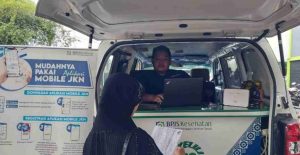 Seorang petugas BPJS Kesehatan Palembang yang melayani lewat pelayanan keliling, Jumat (19/1/2024). Foto: Sumselheadline/Ela.