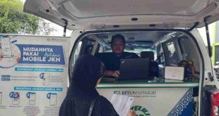 Seorang petugas BPJS Kesehatan Palembang yang melayani lewat pelayanan keliling, Jumat (19/1/2024). Foto: Sumselheadline/Ela.