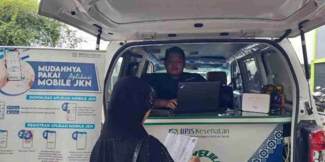 Seorang petugas BPJS Kesehatan Palembang yang melayani lewat pelayanan keliling, Jumat (19/1/2024). Foto: Sumselheadline/Ela.