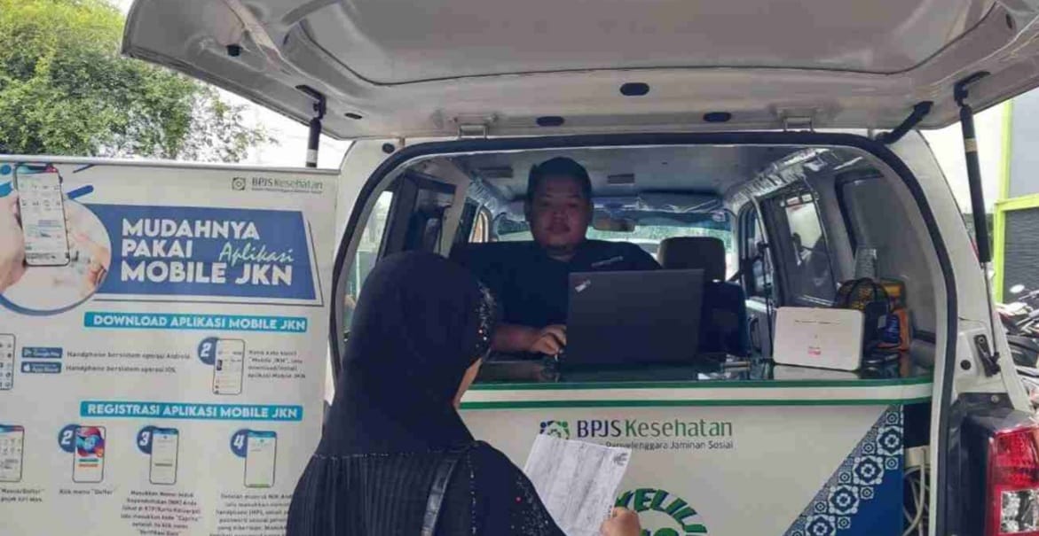 Seorang petugas BPJS Kesehatan Palembang yang melayani lewat pelayanan keliling, Jumat (19/1/2024). Foto: Sumselheadline/Ela.